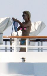 幻灯图：帕丽斯-希尔顿游艇疯玩不慎露点