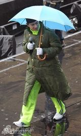 组图：最IN单品军大衣 刘德华范冰冰田亮全靠它