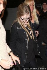 组图：艾薇儿戴眼镜扮文艺青年 否认怀孕埋头疾走