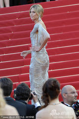 组图：超模海蒂戛纳走秀礼服露背身材高挑