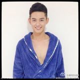 组图：最帅地铁司机迷倒女网友 俊朗外形当模特