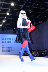 组图：吉米穿连衣裙风骚走秀 用穷时尚引导潮流