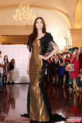 组图：吴佩慈金色黑纱长裙亮相 身段优美气质佳