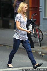 组图：克莱尔-丹尼斯挺大肚现身片场任监制