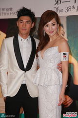 组图：47岁美魔女透视低V裙抛胸 成全场聚焦点