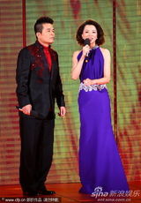 组图：主持人元宵齐亮相 李咏毕福剑搞笑全场