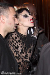 组图：Gaga豹纹透视装亮相巴黎 龇牙咧嘴不改雷劲