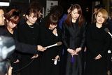 幻灯图：后藤真希为母举行告别式 早安成员嚎啕大哭