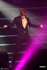 组图：金贤重开唱露胸耍性感 与gaga撞期仍火爆