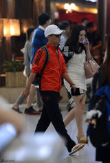 组图：王宝强运动装亮相机场 墨镜遮面无表情