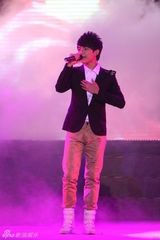 组图：快男杭州欢唱会火爆开唱 兄弟情感动全场