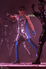 组图：古巨基开唱变白马王子 与JessicaC牵手