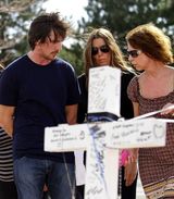 组图：贝尔携妻悼念《蝙蝠侠》受难者