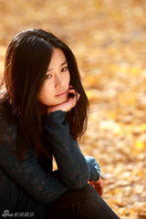 组图：周显欣秋日写真温暖依旧
