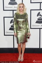 组图：瑞塔-欧拉电光绿裙耀眼显丰满身材