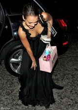 组图：杰西卡-阿尔芭低胸黑裙性感亮相