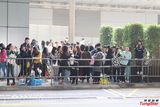 高清组图：韩团SHINee抵达香港 潮装步出机场