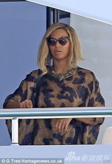 组图：碧昂斯踩恨天高抱女登艇 热裤秀粗壮大腿