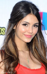 组图：美少女维多利亚-嘉丝蒂红裙亮相娇艳动人