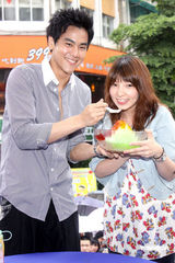 高清图集：彭于晏冒雨办签唱 开跑车进场想要蝙蝠车