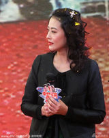 组图：周海媚顶泡面头献歌剪彩 宽松外套臃肿