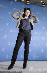 组图：《她们》记者会 比诺什开心搞怪热吻女星