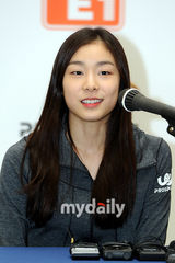 组图：金妍儿出席花样滑冰秀首尔记者会