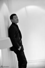 组图：王景春黑白写真温暖惬意沧桑范