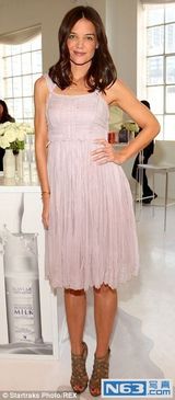 组图：前汤嫂凯蒂穿纱裙翩翩现身 面部肌肉下垂