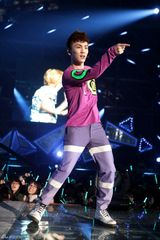 组图：韩国人气男组合SHINee首次开个唱