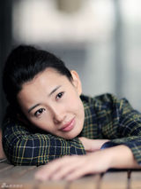 幻灯图：吕夏简约造型出境 《生死线》后戏路平民化