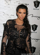 组图：卡戴珊怀孕后首亮相 与男友耳语秀恩爱