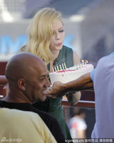 组图：艾薇儿庆生小腹微隆再惹怀孕传闻