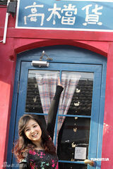 幻灯图集：何洁逛京城胡同拍写真 装扮青春洋溢