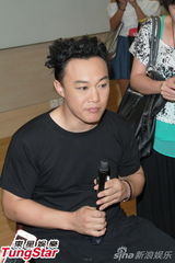 组图：陈奕迅开唱造型似黑山老妖 少说话多唱歌