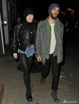 组图：麦莉-塞勒斯夜店High爆 比中指兴奋过头