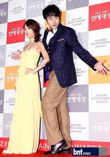 组图：刘在石UEE等韩众星亮相KBS演艺大奖红毯