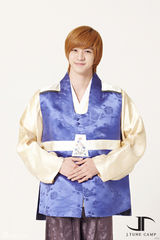 组图：韩团MBLAQ等携众星穿韩服送新年祝福