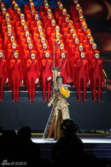 组图：湖南卫视春晚 刘欢压轴龚琳娜神曲再现