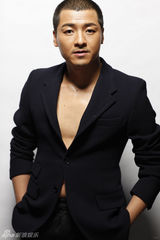 组图：齐奎展男人双面 戏里纯爷们戏外大男孩