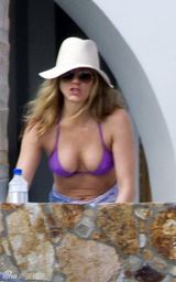 高清组图：安妮斯顿海滩过感恩节 穿比基尼不慎凸点