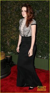 组图：斯图尔特亮相红毯 卷发烟熏妆慵懒十足