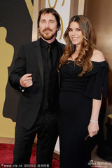 组图：男主角提名克里斯蒂安-贝尔携妻亮相红毯