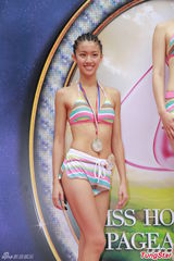 组图：港姐佳丽首度泳衣亮相 水上展傲人身姿