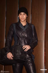 组图：彭于晏谢欣颖代言春装展现迷人色彩与魅力