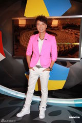 组图：李克勤粉红西装现身主持足球节目