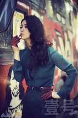 组图：蒋欣时尚街拍 造型百变演绎摩登女郎