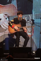 组图：倪安东英式军礼服献唱 Ella录VCR助阵