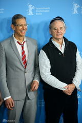 组图：《大饭店》亮相柏林 比尔莫瑞亲吻老记者