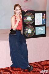 组图：阿娇(钟欣桐)《桐花》专辑祝捷会上欣喜落泪